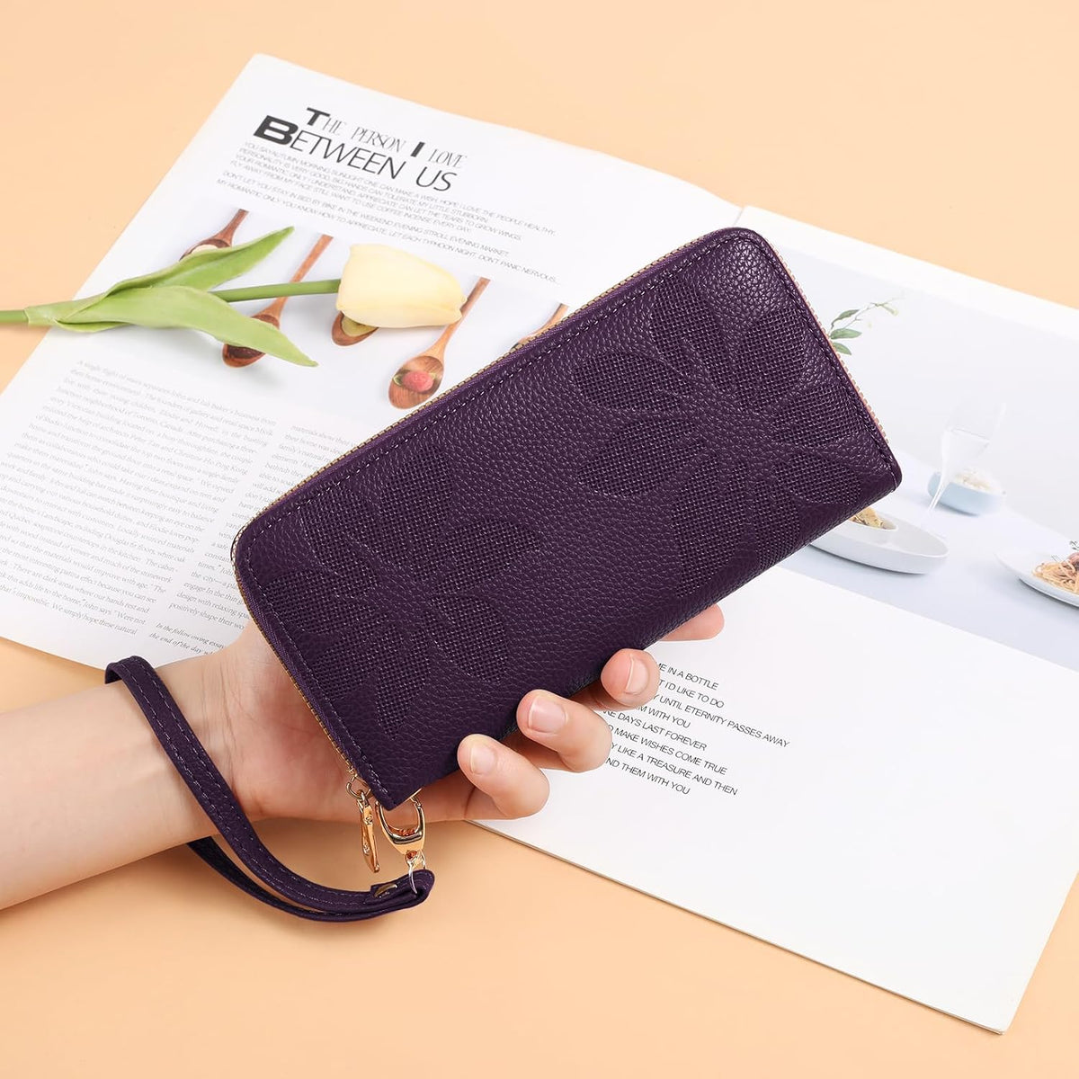 Women's RFID blocking wristlet wallet